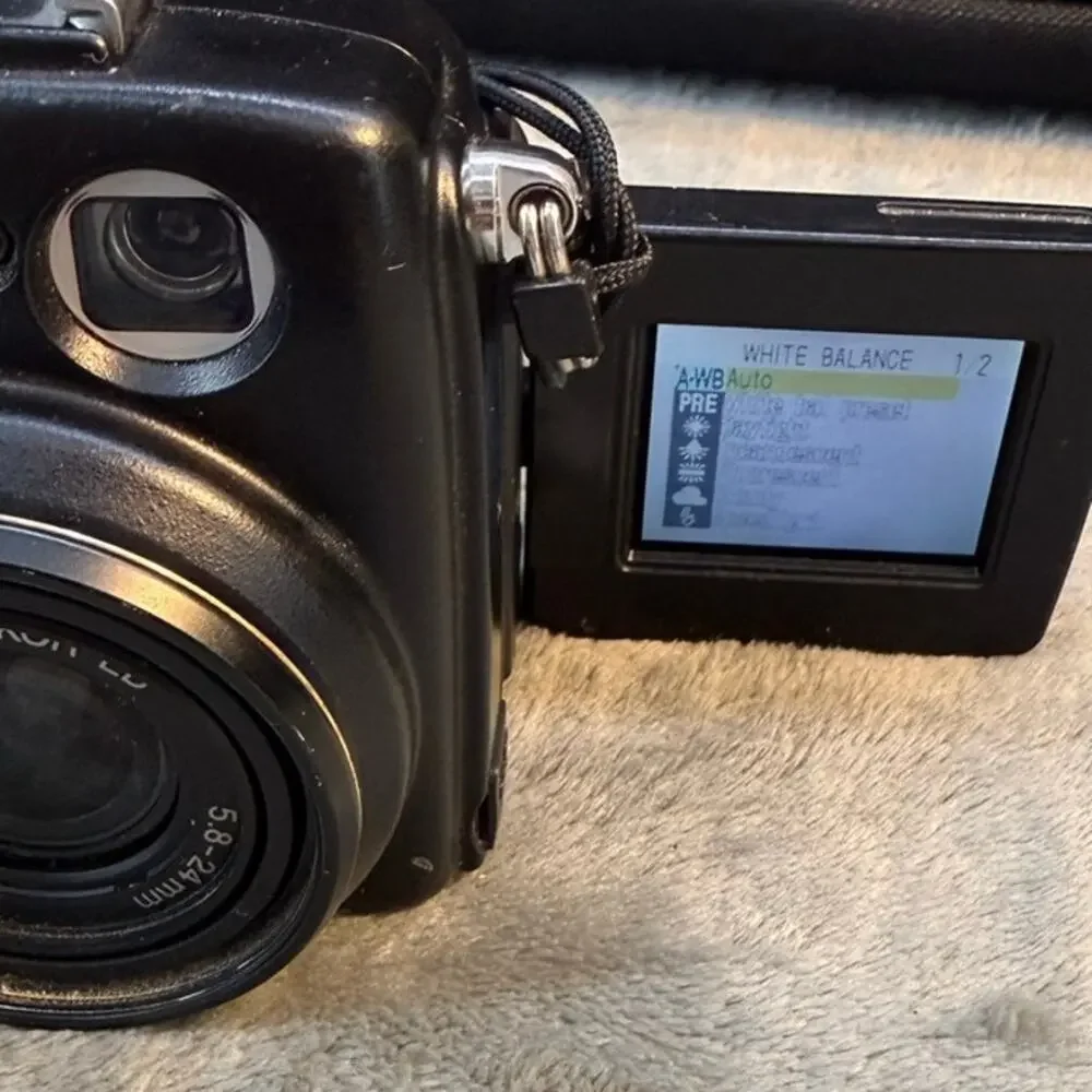 Nikon Coolpix 5400 Digital Camera Bundle Battery Charger SD Card Tripod Case